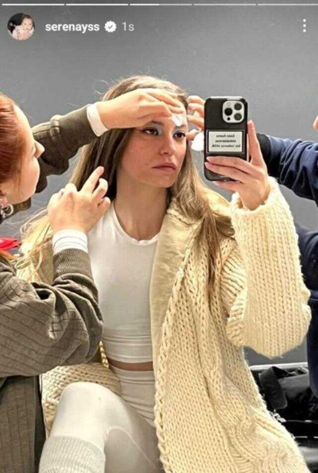 Serenay Sarıkaya'nın telefon kılıfındaki yazı dikkat çekti: Sizin hasta olduklarınızı biz taburcu ettik Serenay Sarıkaya'nın telefon kılıfındaki yazı dikkat çekti: Sizin hasta olduklarınızı biz taburcu ettik