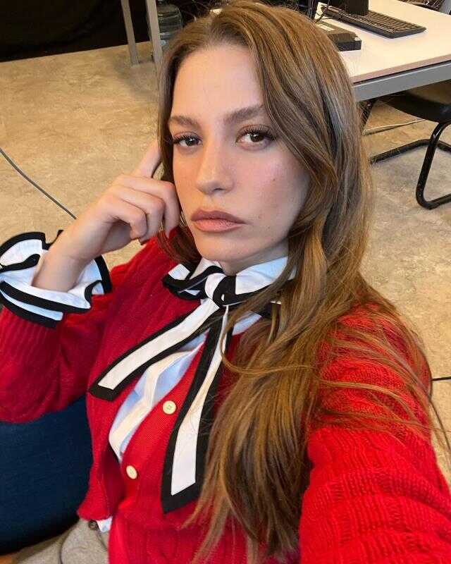 Serenay Sarıkaya'nın telefon kılıfındaki yazı dikkat çekti: Sizin hasta olduklarınızı biz taburcu ettik Serenay Sarıkaya'nın telefon kılıfındaki yazı dikkat çekti: Sizin hasta olduklarınızı biz taburcu ettik