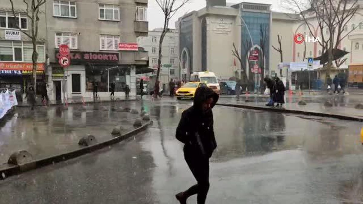 Sultangazi'de sulu kar yağışı