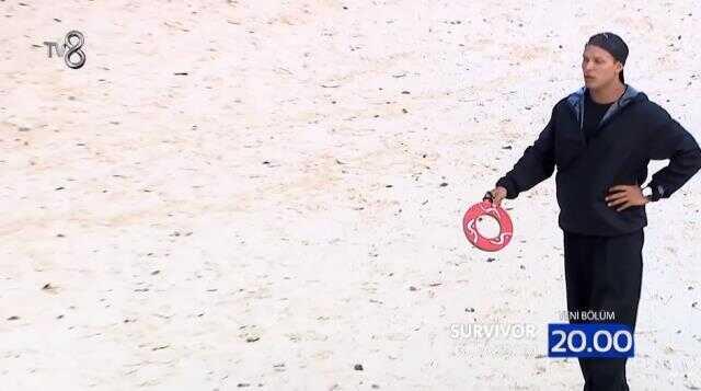 Survivor'da gerginlik! Sunucu Murat Ceylan'dan kendisine obje fırlatan kadın yarışmacıya tepki Survivor'da gerginlik! Sunucu Murat Ceylan'dan kendisine obje fırlatan kadın yarışmacıya tepki