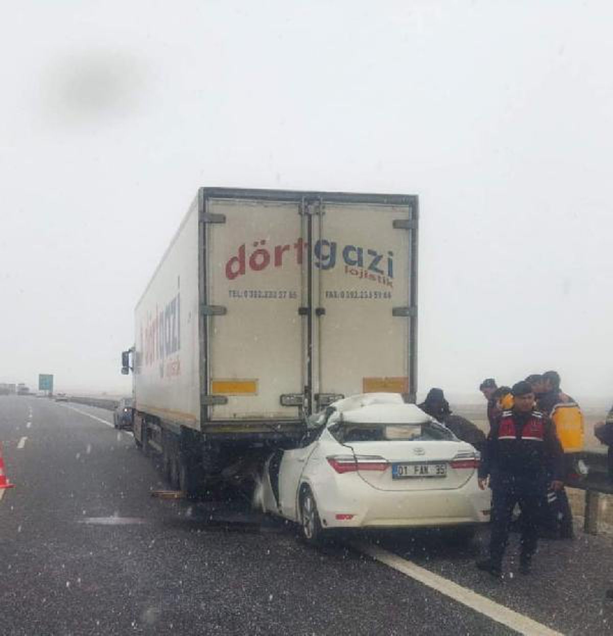 TIR'a arkadan çarpan otomobil sürücüsü öldü