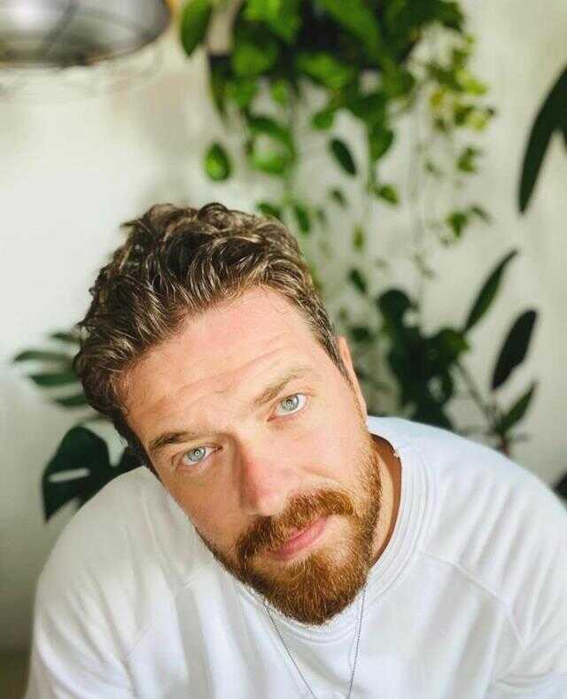 Yakışıklı oyuncu Engin Öztürk ameliyat oldu, dizi çekimlerine ara verildi Yakışıklı oyuncu Engin Öztürk ameliyat oldu, dizi çekimlerine ara verildi