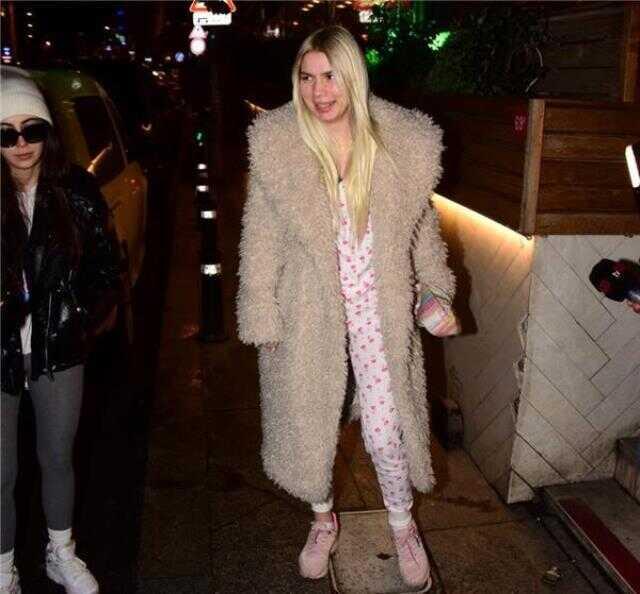 Aleyna Tilki Pijamayla Sokağa Çıktı! Görenler Şaşkınlığını Gizleyemedi Aleyna Tilki Pijamayla Sokağa Çıktı! Görenler Şaşkınlığını Gizleyemedi