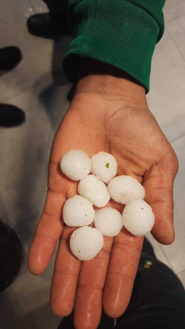 Ceviz büyüklüğünde dolu yağışına halı saha maçında yakalandılar