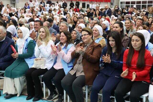 Cumhurbaşkanı Erdoğan yine mikrofonu eline aldı! Türkü söyledi, salon coştu