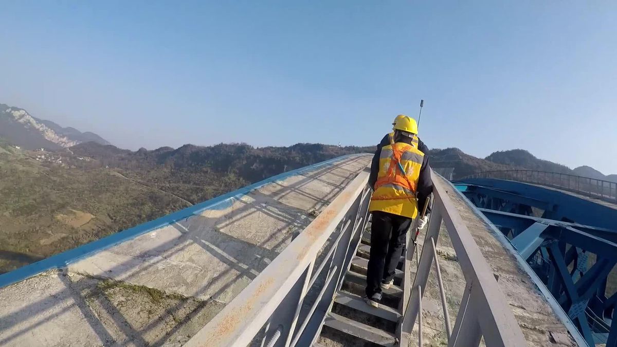 Demiryolu Teknisyenleri, Çin'in Güneybatısındaki 277 Metre Yüksekliğindeki Köprünün Güvenliğini Sağlıyor