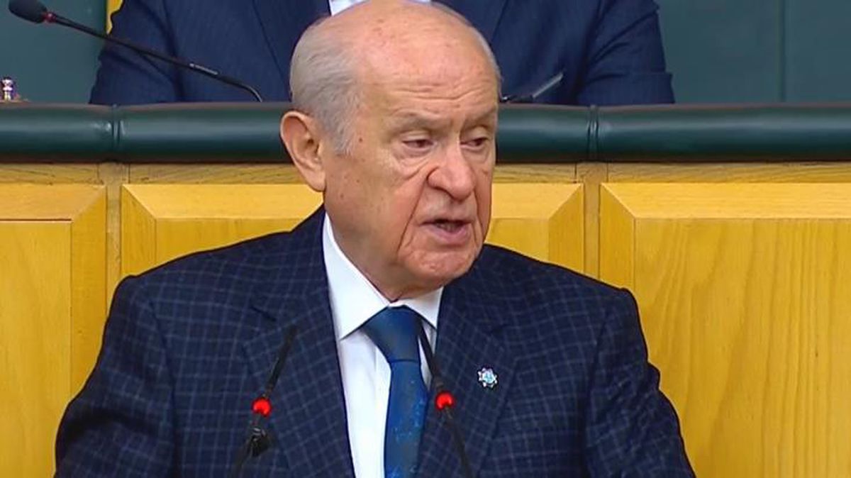 Tesadüf mü, mesaj mı? Herkes parti grubunda konuşan Bahçeli'nin ceketine odaklandı