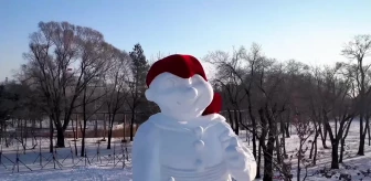 Quebec Kış Karnavalı Maskotunun Kardan Heykeli Çin'in Kuzeydoğusunda Sergilendi