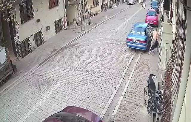 İnternetten tanıştığı engelli gencin evine gitti, aileye yakalanınca yarı çıplak halde kaçtı