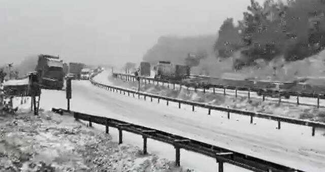Kar yağışı etkili oldu, kayan tırlar Bursa-Gemlik kara yolunu trafiğe kapattı Kar yağışı etkili oldu, kayan tırlar Bursa-Gemlik kara yolunu trafiğe kapattı