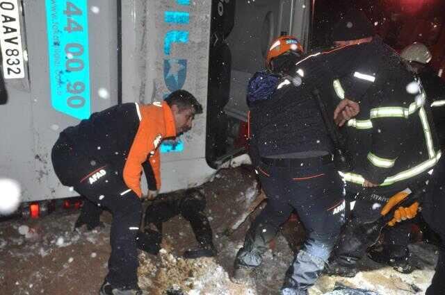 Kontrolden çıkan otobüs şarampole devrildi: Muavin öldü, 13 yolcu yaralandı Kontrolden çıkan otobüs şarampole devrildi: Muavin öldü, 13 yolcu yaralandı