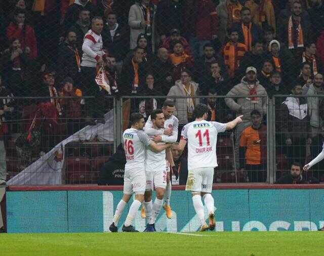Son Dakika: Icardi'den resital! Galatasaray, Ümraniyespor'u 3 golle geçerek çılgın seriyi 11 maça çıkardı Son Dakika: Icardi'den resital! Galatasaray, Ümraniyespor'u 3 golle geçerek çılgın seriyi 11 maça çıkardı