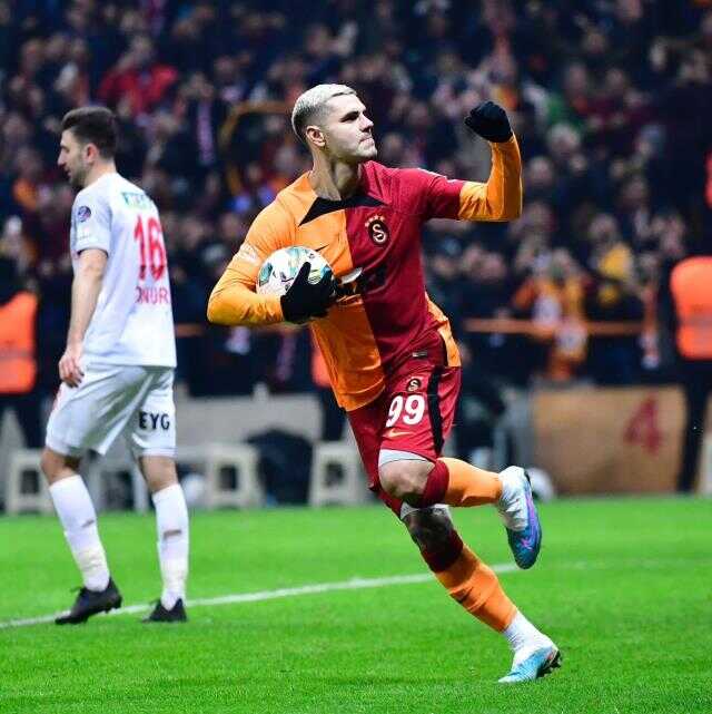 Son Dakika: Icardi'den resital! Galatasaray, Ümraniyespor'u 3 golle geçerek çılgın seriyi 11 maça çıkardı Son Dakika: Icardi'den resital! Galatasaray, Ümraniyespor'u 3 golle geçerek çılgın seriyi 11 maça çıkardı