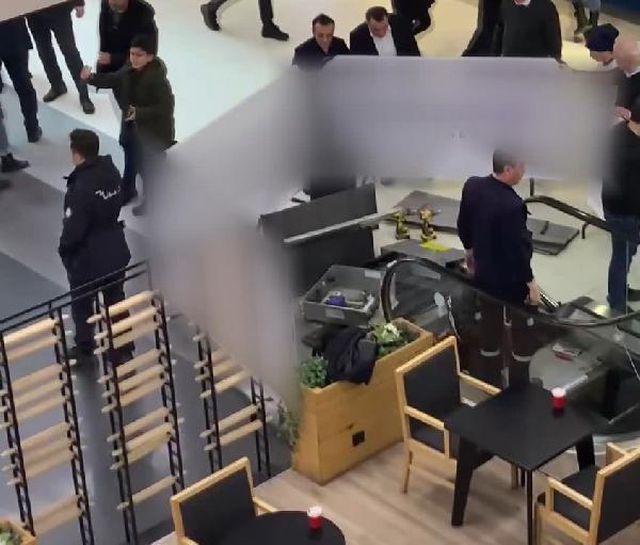 AVM'de korkunç olay! Ayağı yürüyen merdivene sıkışan küçük çocuğun 3 parmağı koptu