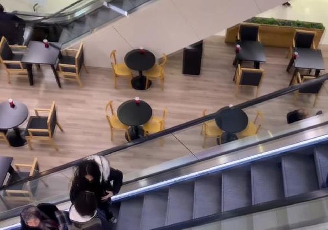 AVM'de korkunç olay! Ayağı yürüyen merdivene sıkışan küçük çocuğun 3 parmağı koptu