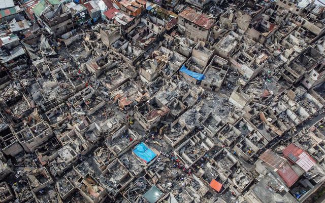 Filipinler'de Gecekondu Mahallesi Küle Döndü