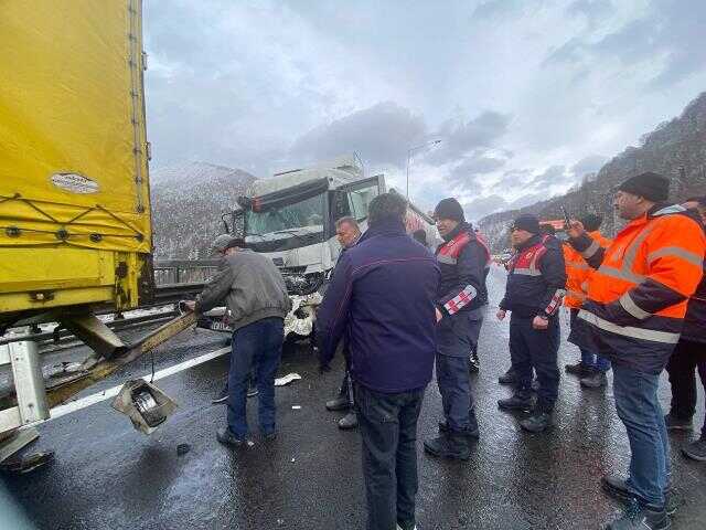 Görenler şaşkına döndü... Kamyonun kabini bir buçuk metre geriye kaydı Görenler şaşkına döndü... Kamyonun kabini bir buçuk metre geriye kaydı