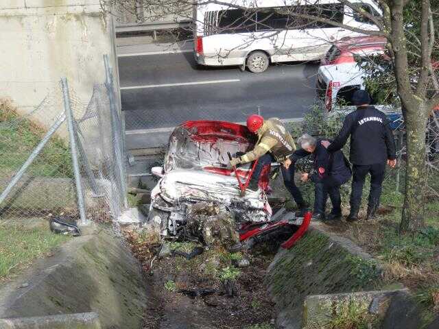 Hurdaya dönen otomobilden burnu bile kanamadan çıktı