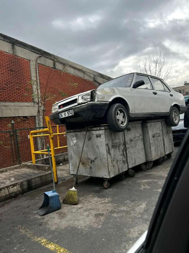 Oto sanayide ilginç görüntü! Arabayı çöpe attı, görenler şaşkınlığını gizleyemedi Oto sanayide ilginç görüntü! Arabayı çöpe attı, görenler şaşkınlığını gizleyemedi