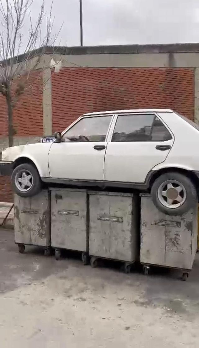 Oto sanayide ilginç görüntü! Arabayı çöpe attı, görenler şaşkınlığını gizleyemedi Oto sanayide ilginç görüntü! Arabayı çöpe attı, görenler şaşkınlığını gizleyemedi
