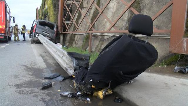 MALTEPE'DE BARİYER ARACA GİRDİ; KOLTUK DIŞARI ÇIKTI