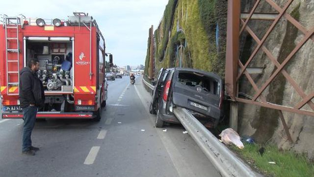 MALTEPE'DE BARİYER ARACA GİRDİ; KOLTUK DIŞARI ÇIKTI