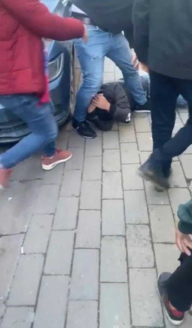 Takip ettiği kadının yakınları tarafından sokak ortasında tekme tokat dövüldü