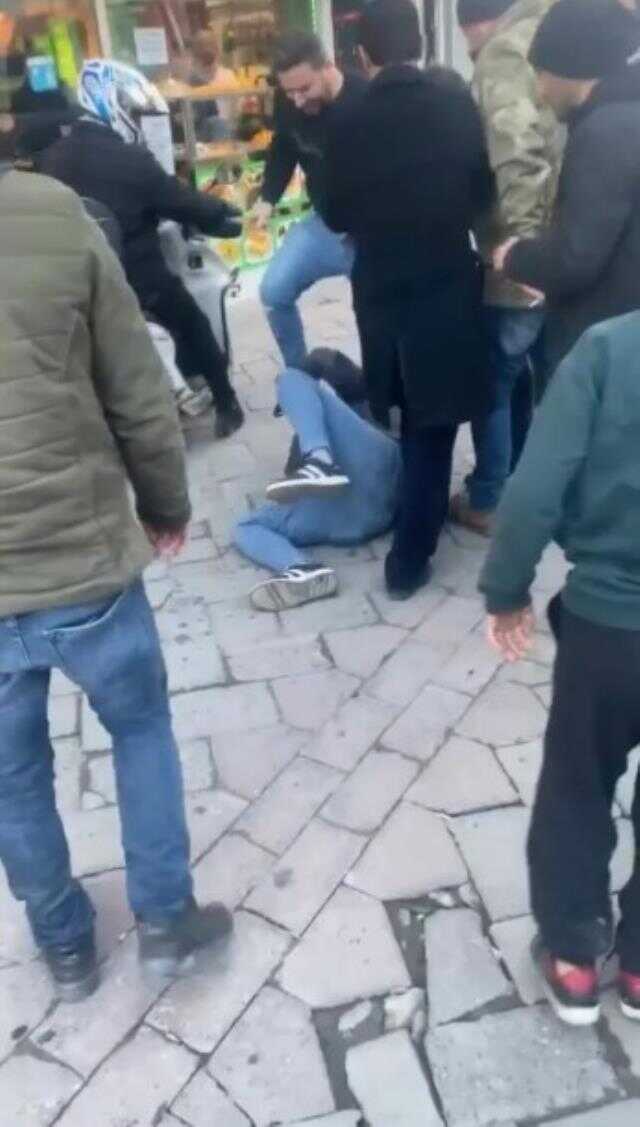 Takip ettiği kadının yakınları tarafından sokak ortasında tekme tokat dövüldü