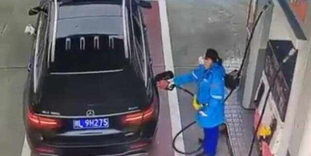 Bunun adı vicdansızlık! Lüks araç sahibinin yaptığı hareket, benzin istasyonunda çalışan kadını ağlattı