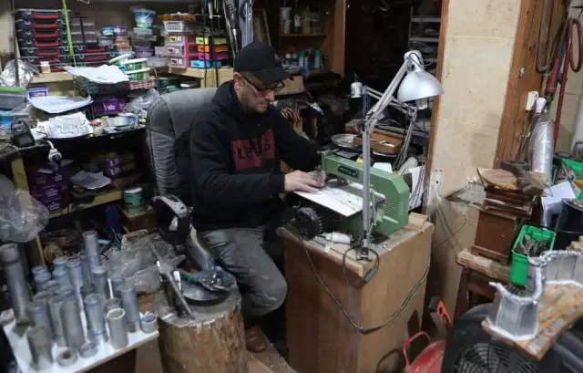 Filistinli Sanatçı İsrail'in Ateşlediği Biber Gazı Kapsüllerini Sanat Eserlerine Çevirdi Filistinli Sanatçı İsrail'in Ateşlediği Biber Gazı Kapsüllerini Sanat Eserlerine Çevirdi