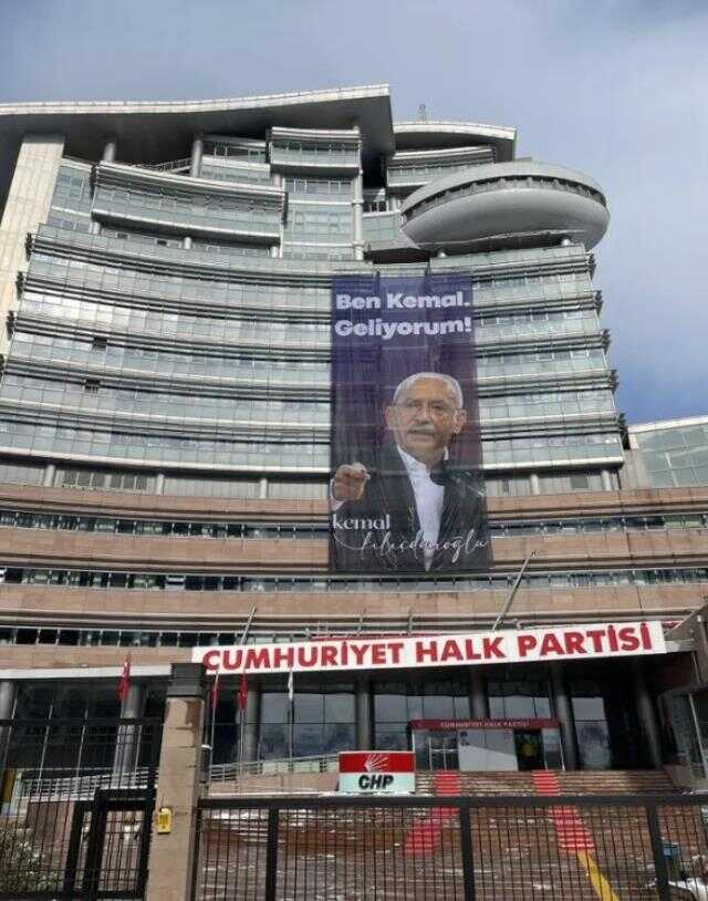 Kılıçdaroğlu'nun grup toplantısındaki sözü parti binasına asıldı: Ben Kemal geliyorum