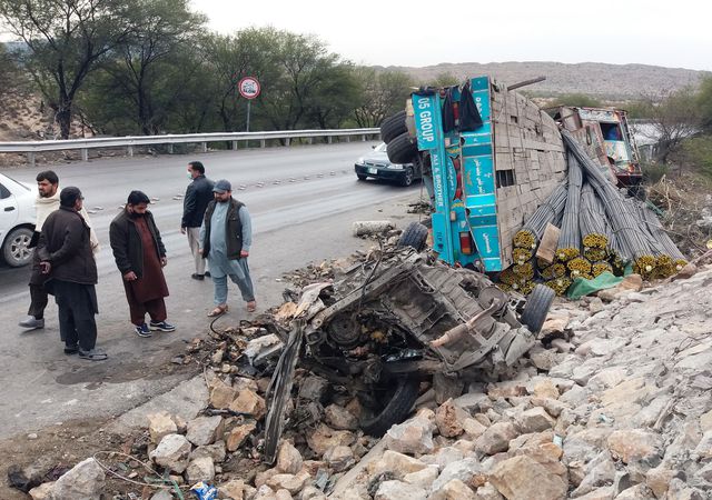 Pakistan'da Korkunç Kaza: 18 Ölü