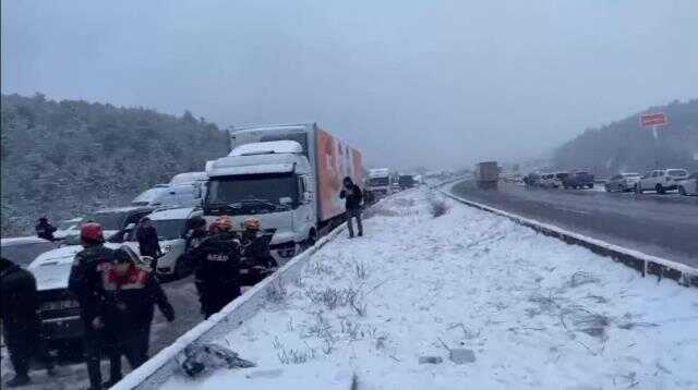 Son Dakika: Anadolu Otoyolu'nun Bolu-Yedigöller mevkisinde meydana gelen zincirleme trafik kazası nedeniyle İstanbul yönü ulaşıma kapandı