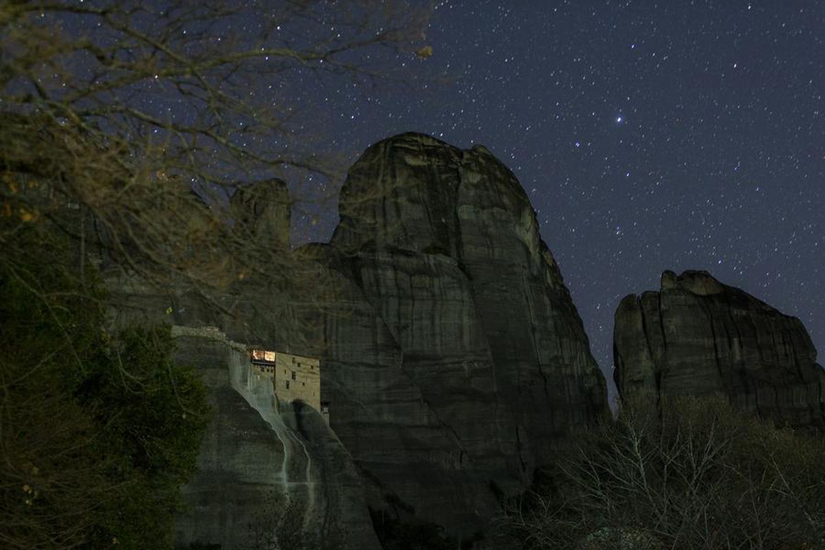 Yıldızlı Gecede Meteora'nın Muhteşem Manzarası