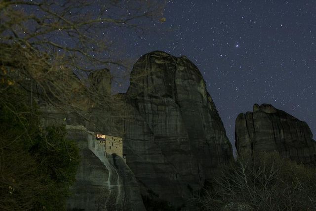 Yıldızlı Gecede Meteora'nın Muhteşem Manzarası