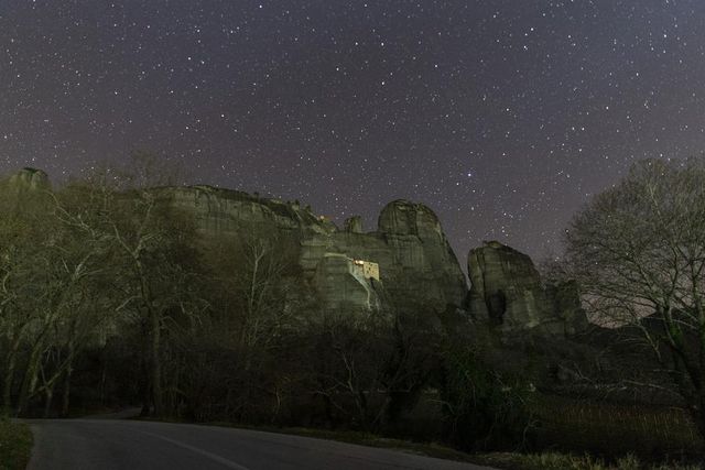Yıldızlı Gecede Meteora'nın Muhteşem Manzarası
