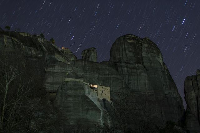 Yıldızlı Gecede Meteora'nın Muhteşem Manzarası