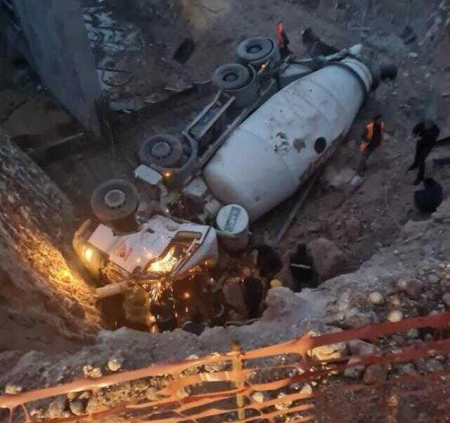 BETON MİKSERİ İNŞAATTA ÇUKURA DÜŞTÜ, OPERATÖR ÖLDÜ BETON MİKSERİ İNŞAATTA ÇUKURA DÜŞTÜ, OPERATÖR ÖLDÜ