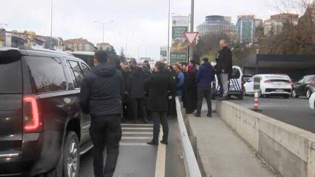 Cumhurbaşkanı Erdoğan, yol kenarındaki vatandaşları görünce makam aracını durdurdu Cumhurbaşkanı Erdoğan, yol kenarındaki vatandaşları görünce makam aracını durdurdu