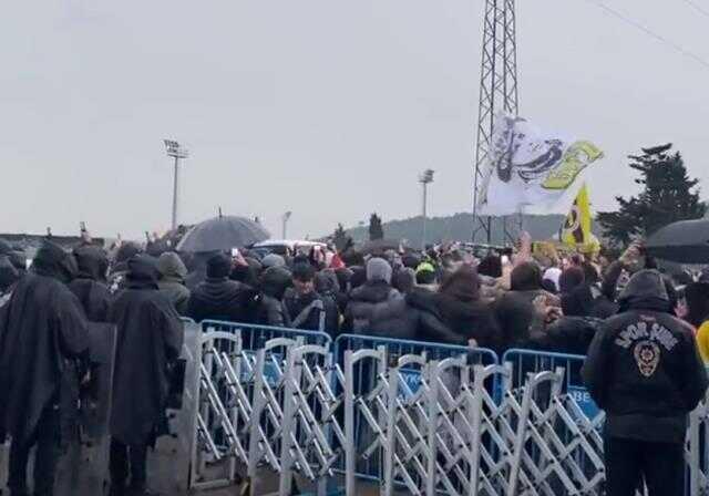 Yağmur soğuk dinlemediler! Binlerce Fenerbahçe taraftarı TFF'yi Riva'da protesto etti
