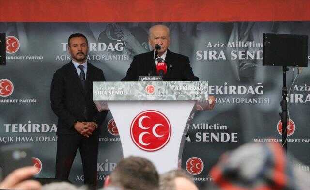 İstanbul'dan geçen 155 metrelik savaş gemisinde teamüllerden büyük ABD bayrağı kullanılması Bahçeli'yi küplere bindirdi İstanbul'dan geçen 155 metrelik savaş gemisinde teamüllerden büyük ABD bayrağı kullanılması Bahçeli'yi küplere bindirdi
