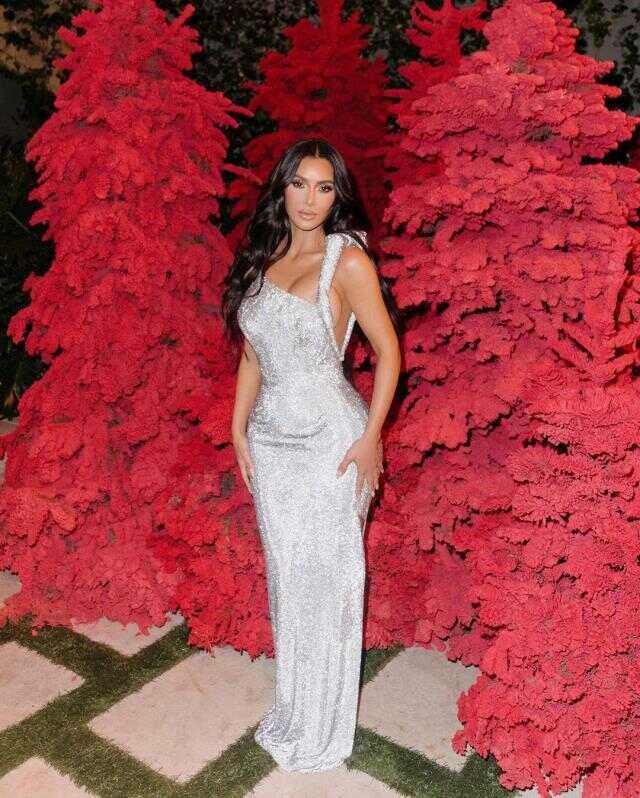 Kim Kardashian'a bikinisi küçük geldi! Ayna karşısında sere serpe art arda poz verdi