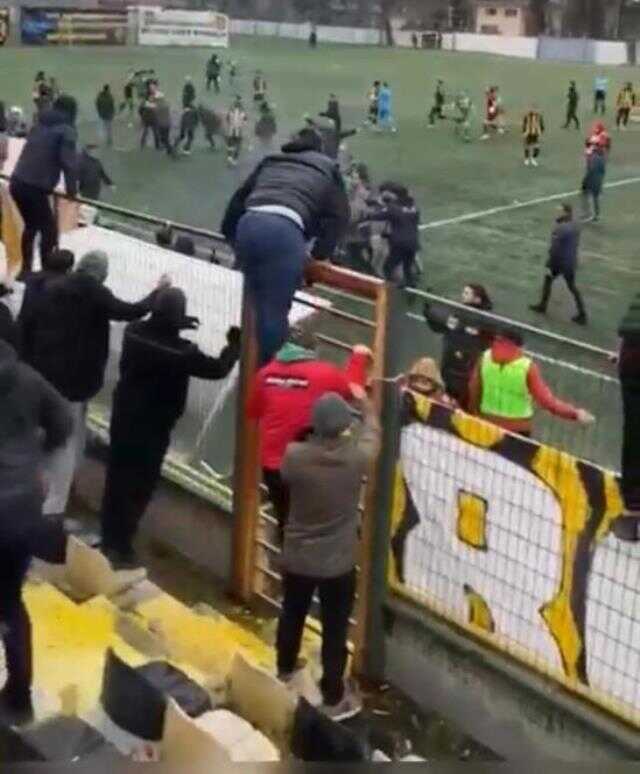 Maçın son düdüğüyle rakibine salladığı yumruk, futbol sahasını savaş alanına çevirdi