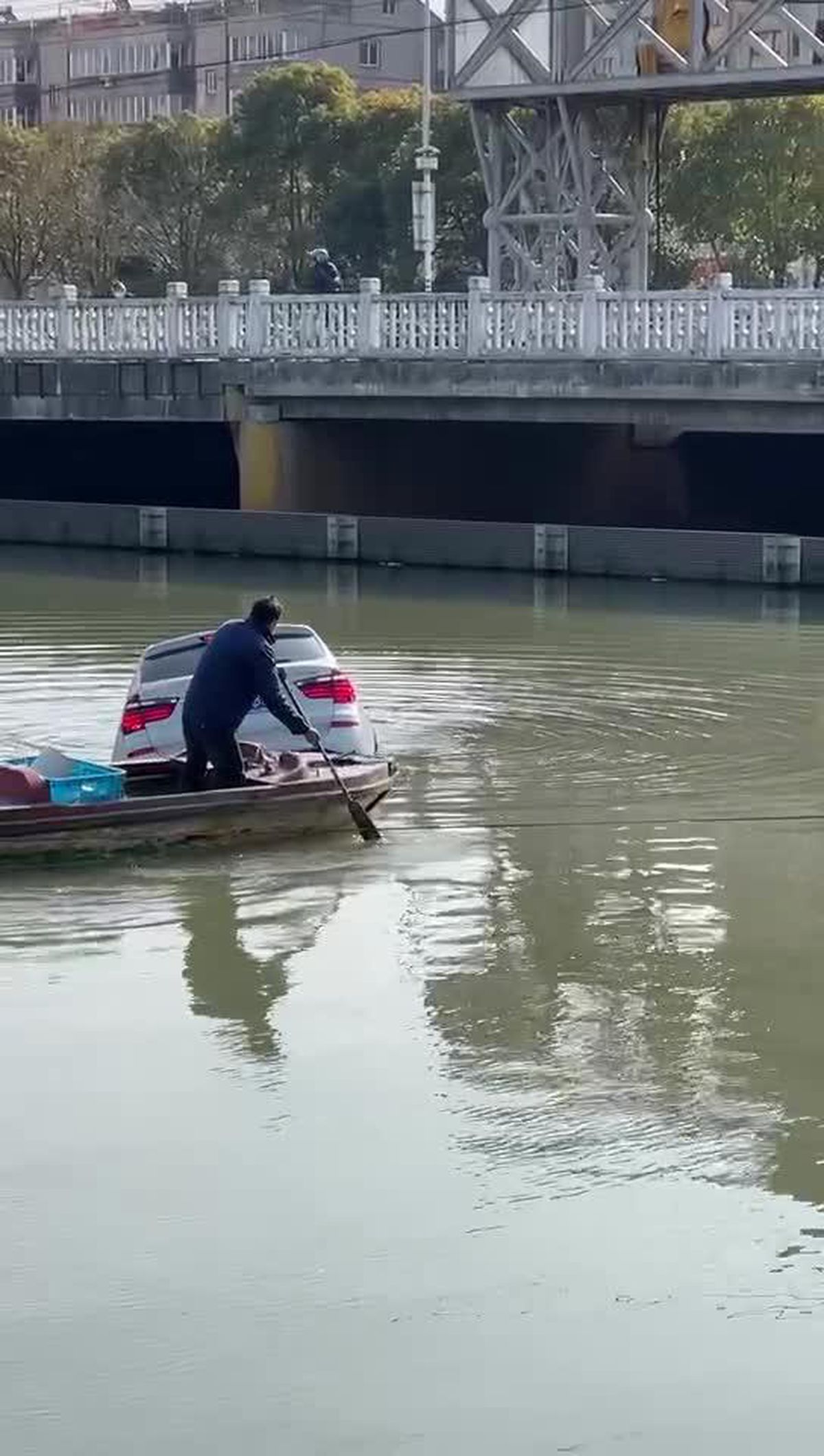Nehre Uçan Otomobildeki Sürücünün Kurtarılma Anı Kameralara Yansıdı