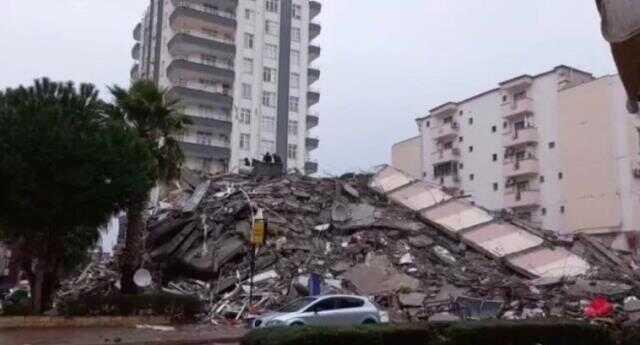 7.4'lük deprem sonrası Hatay Havalimanı'nın pisti enine doğru yarıldı