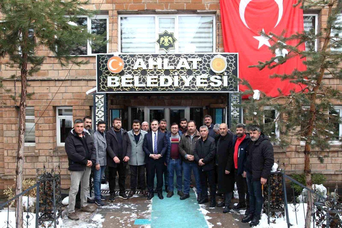 Ahlat'tan deprem bölgesine 4 tır yardım malzemesi gönderildi