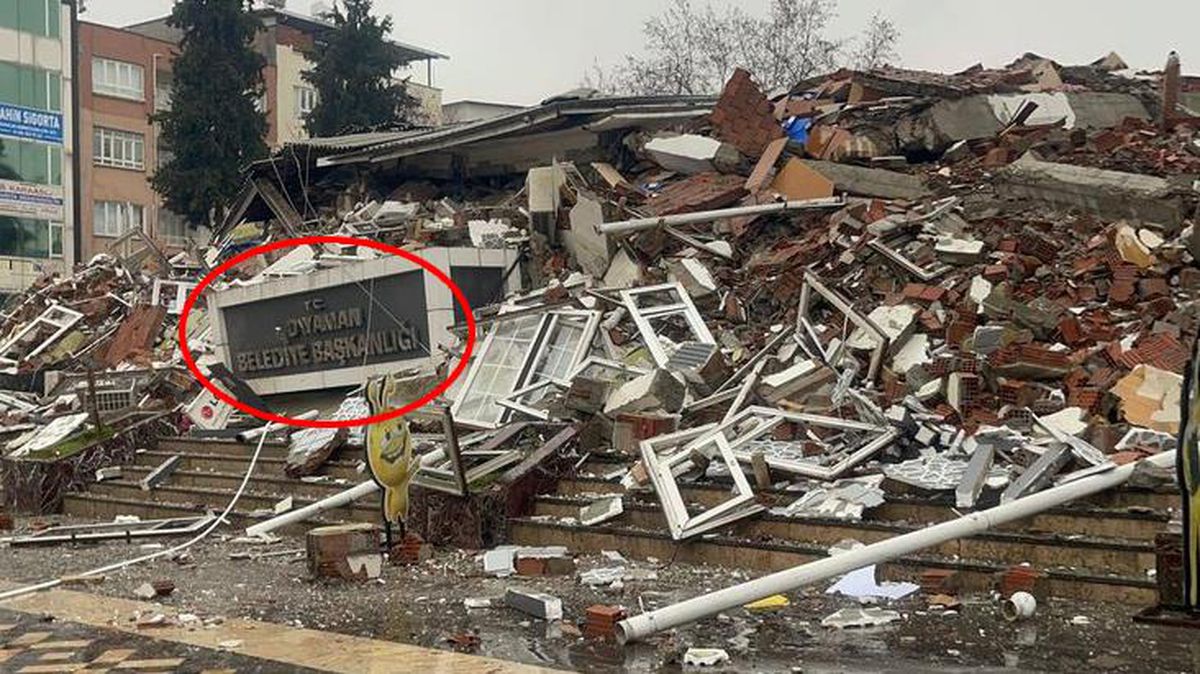 Depremde Adıyaman Belediye Başkanlığı binası da yıkıldı