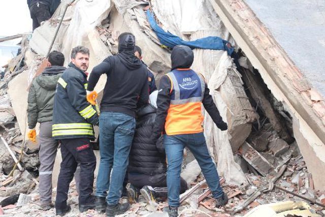 İSKENDERUN DEVLET HASTANESİ'NİN YOĞUN BAKIM BİNASI ÇÖKTÜ İSKENDERUN DEVLET HASTANESİ'NİN YOĞUN BAKIM BİNASI ÇÖKTÜ