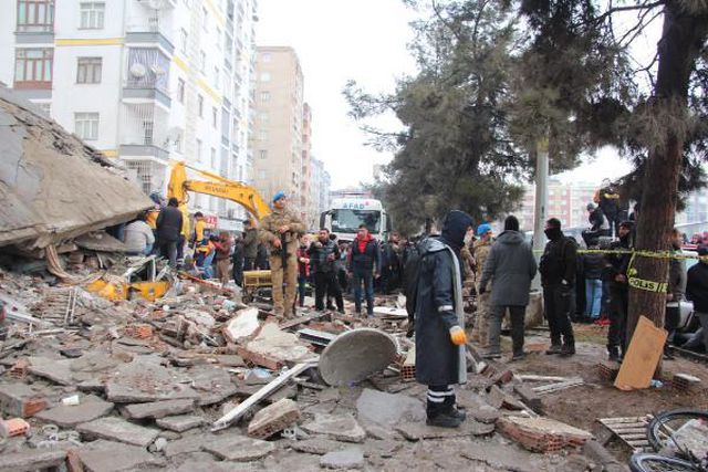 İSKENDERUN DEVLET HASTANESİ'NİN YOĞUN BAKIM BİNASI ÇÖKTÜ İSKENDERUN DEVLET HASTANESİ'NİN YOĞUN BAKIM BİNASI ÇÖKTÜ