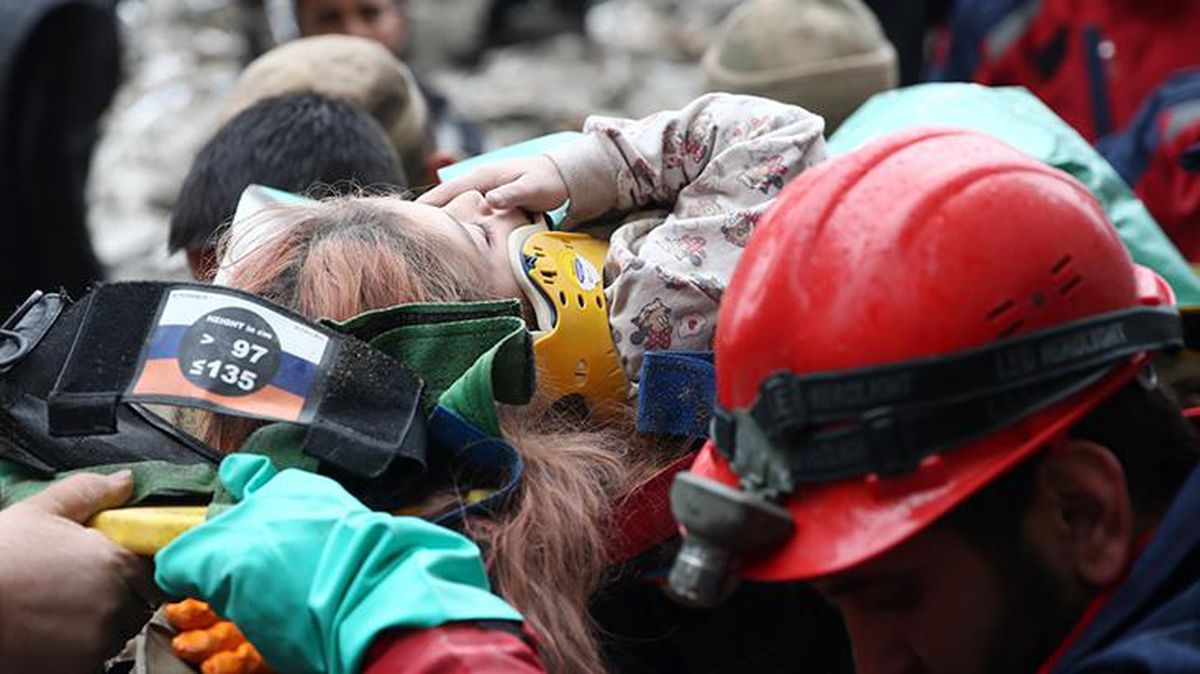 Yıkılan 10 katlı binadan bir kız çocuğu kurtarıldı